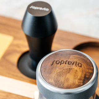 Sopresta Premium 54mm Leveling Tool med Valnöt (Passar för Sage Barista-serien)